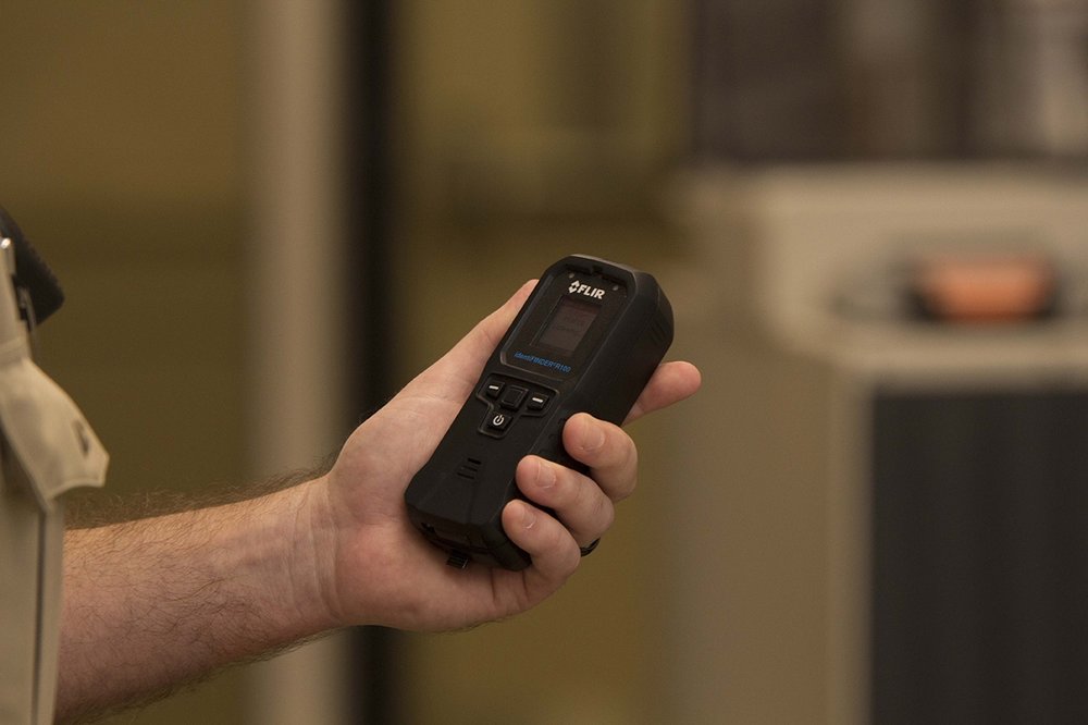 FLIR annonce la sortie du détecteur de radiations personnel identiFINDER R100 qui intègre la Bluetooth Smart